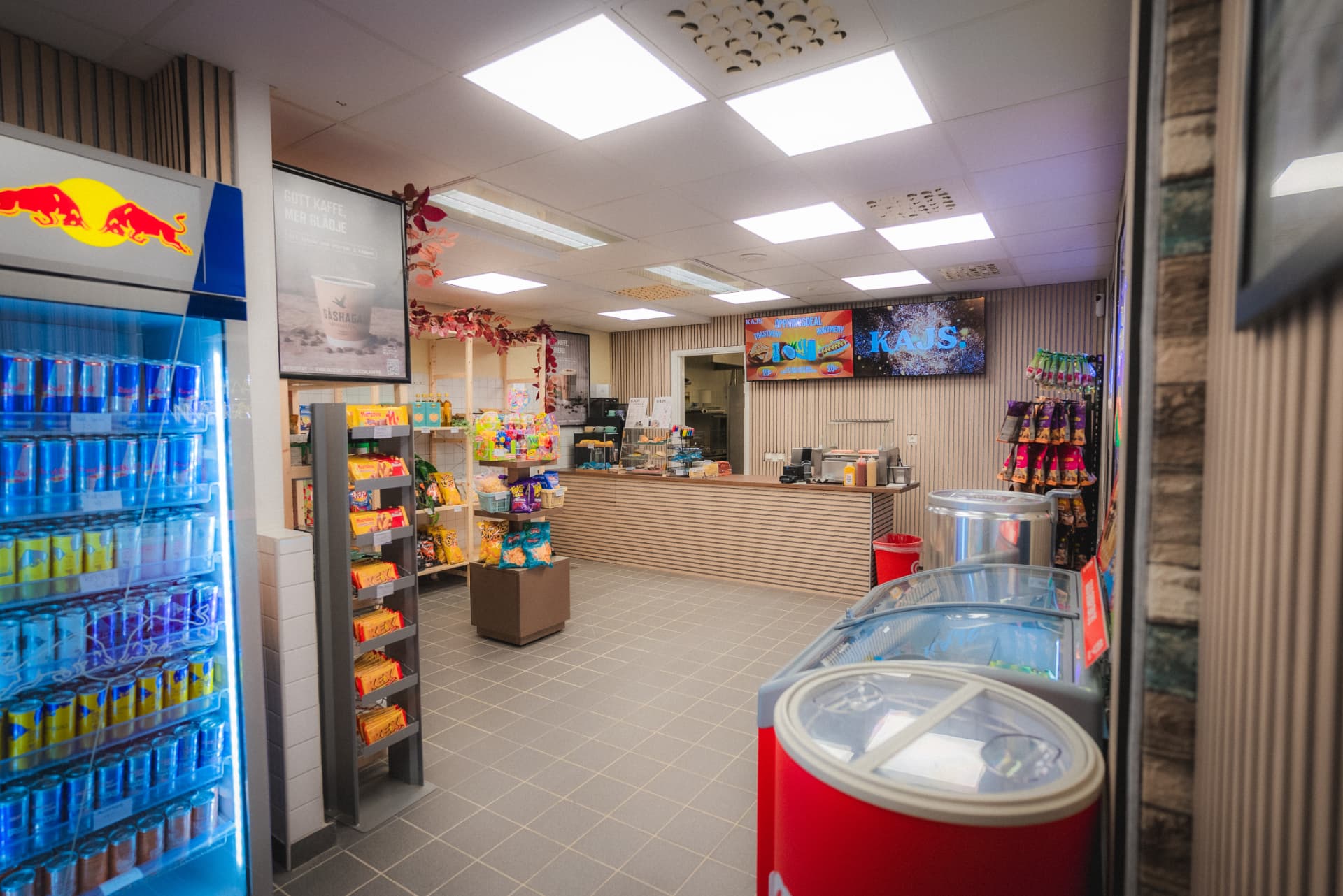Inuti KAJS — modern närbutik och café